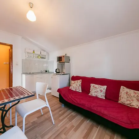 Kastelani Apartment *