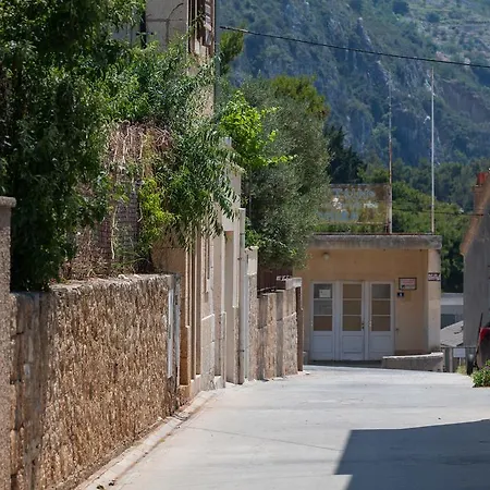 Kastelani Apartment *