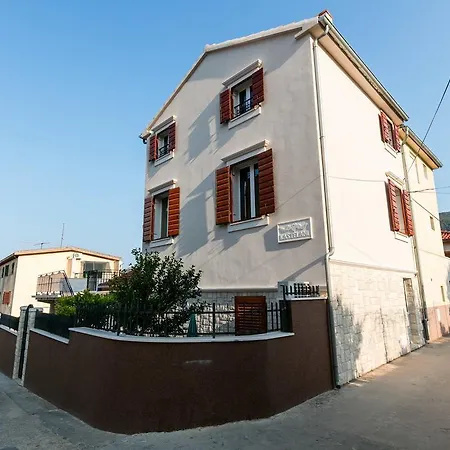 Kastelani Apartment *